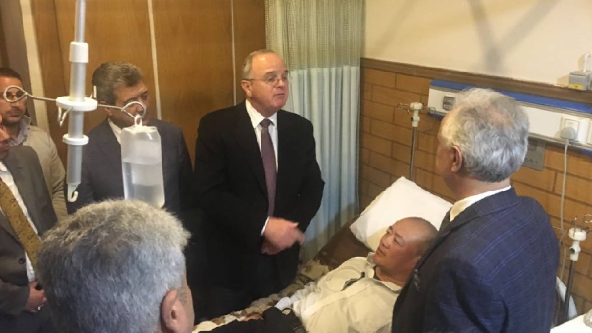 وزير العمل يطمئن على المستثمر الصيني