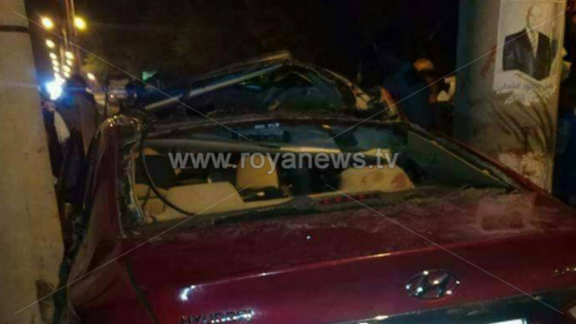 المركبة اصطدمت بعامود كهرباء إسمنتي "ضغط عالي"