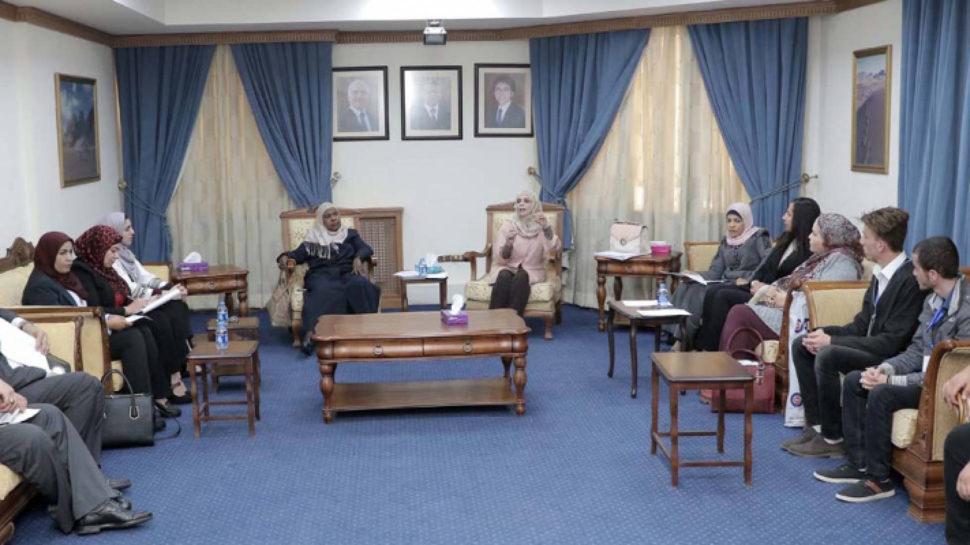 المرأة وشؤون الاسرة النيابية تلتقي حملة "بنت 15"