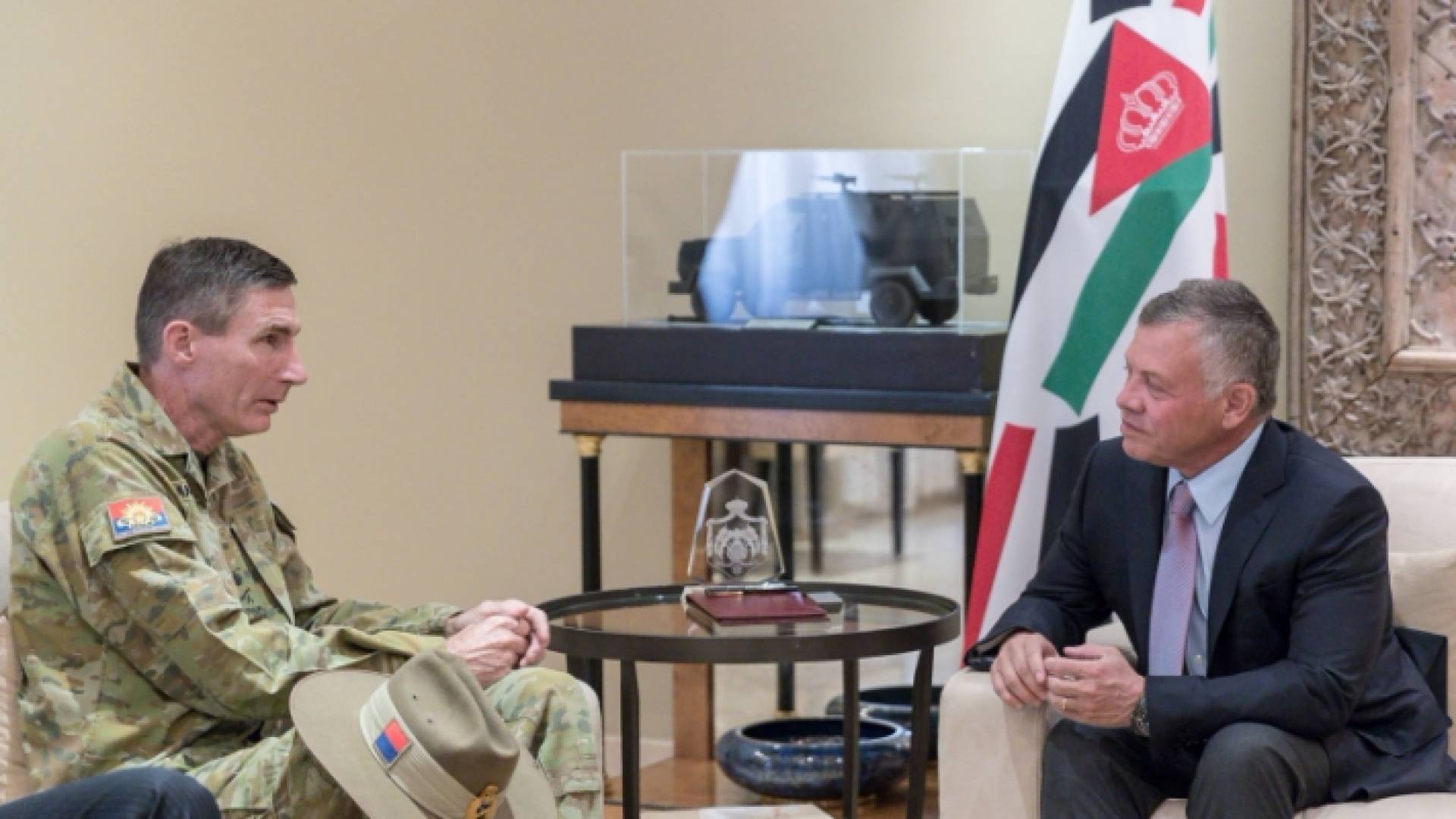 الملك يستقبل قائد الجيش الأسترالي