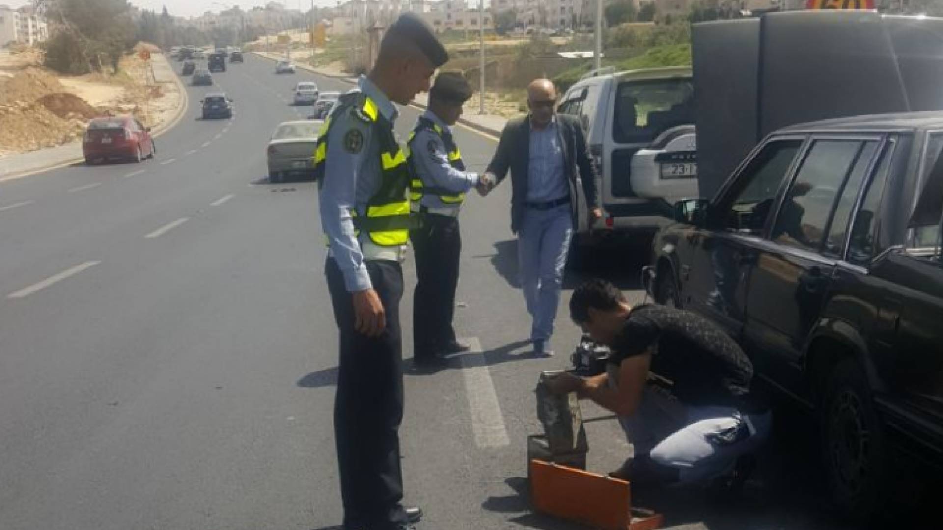 دورية سير تساعد مواطنين بعد تعطل مركبتهم