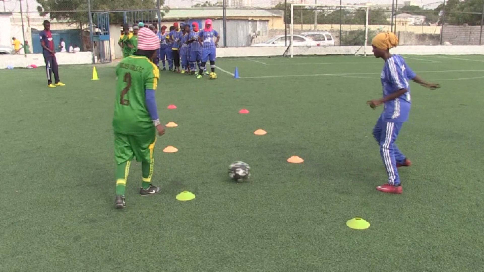 نساء صوماليات يتحدين التقاليد بممارسة كرة القدم