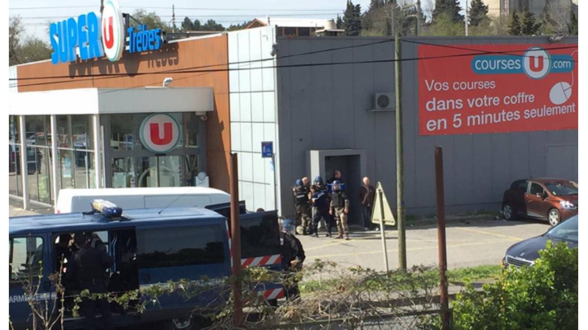 المتجر الذي يحتجز فيه المسلح الرهائن (تويتر)