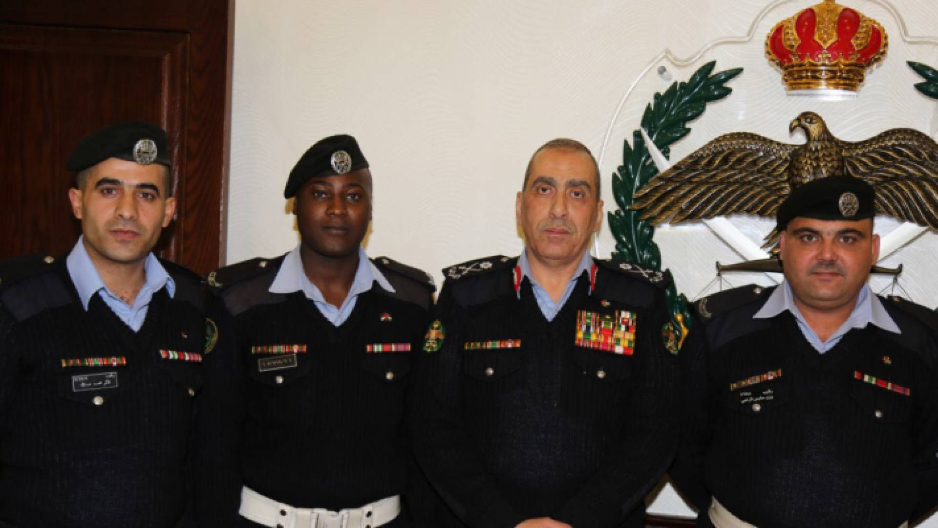 مدير الامن يكرم 3 من رجال الأمن العام لضبطهم شخصا مسلحا