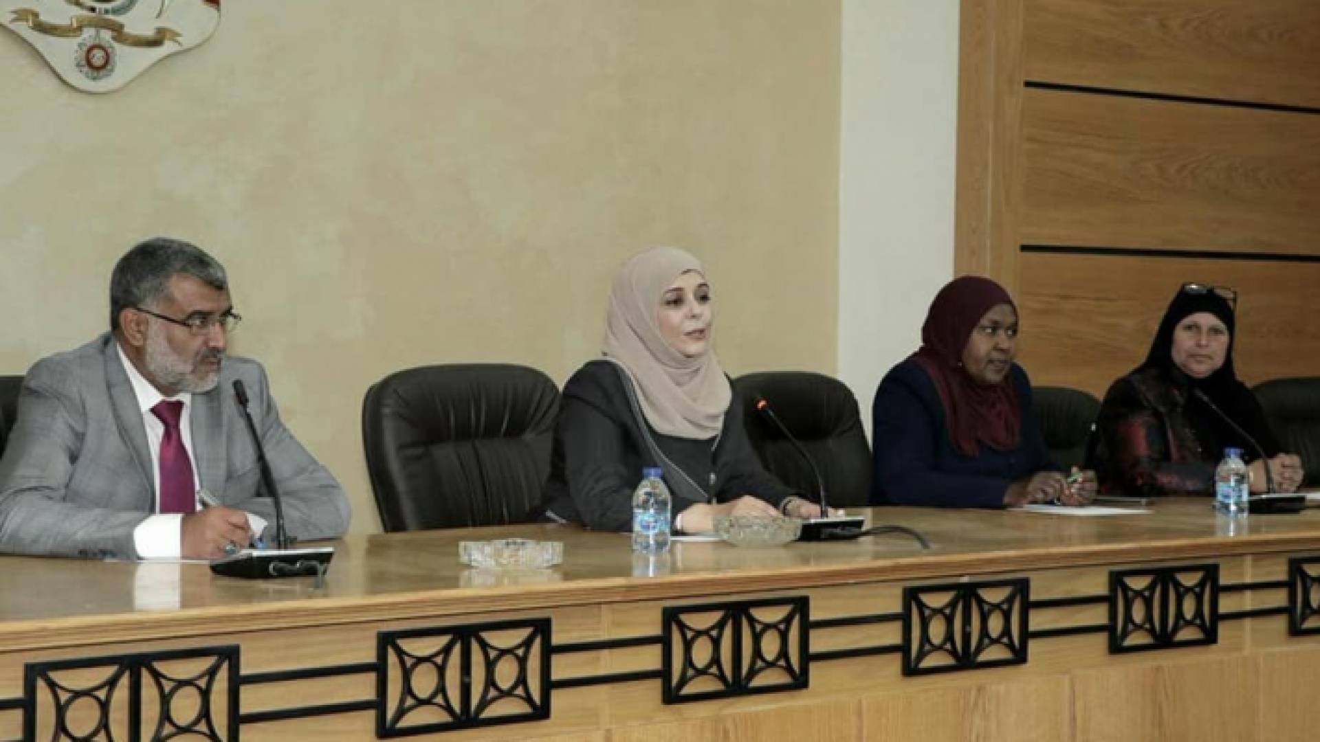 "الأسرة النيابية" تلتقي عضوات مجالس اللامركزية والبلدية