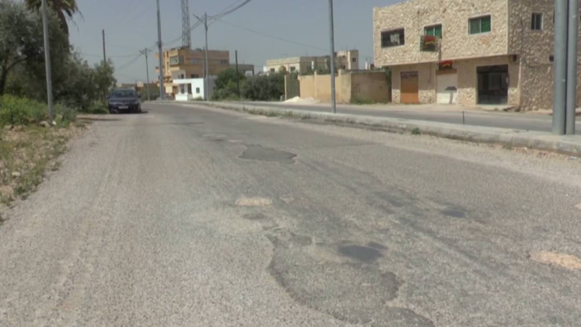 الحفر والمطبات تعيق المرور في الشوارع الرئيسية لقرية دوقرة