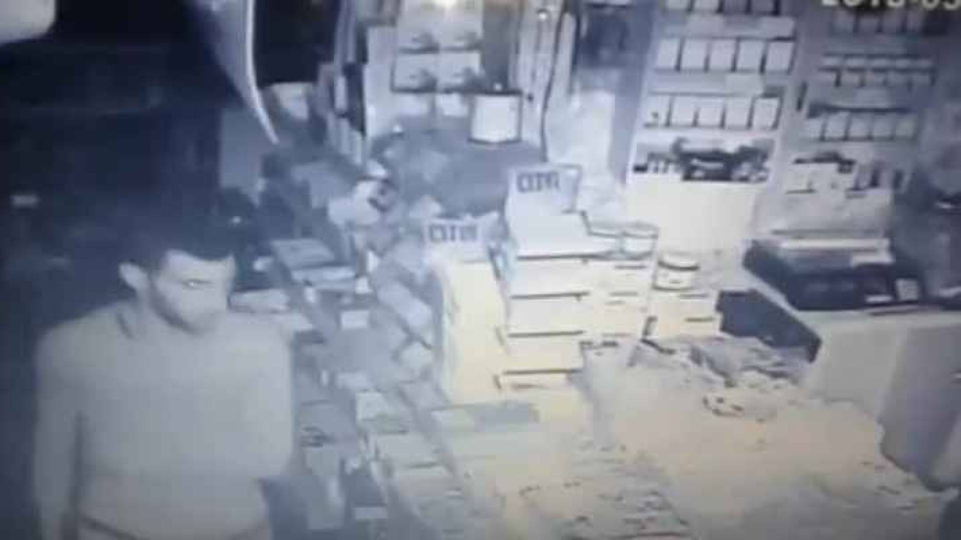 الصورة من مقطع الفيديو المتداول الذي يظهر السارق أثناء تنفيذ عملية السرقة