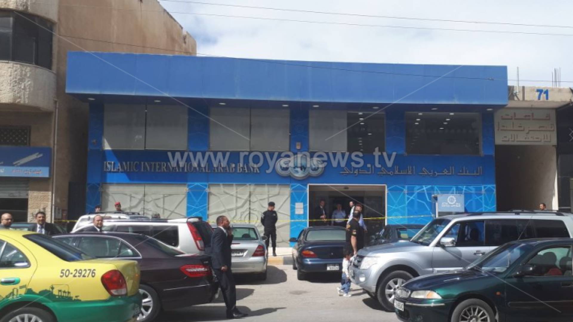 الصورة من محيط البنك