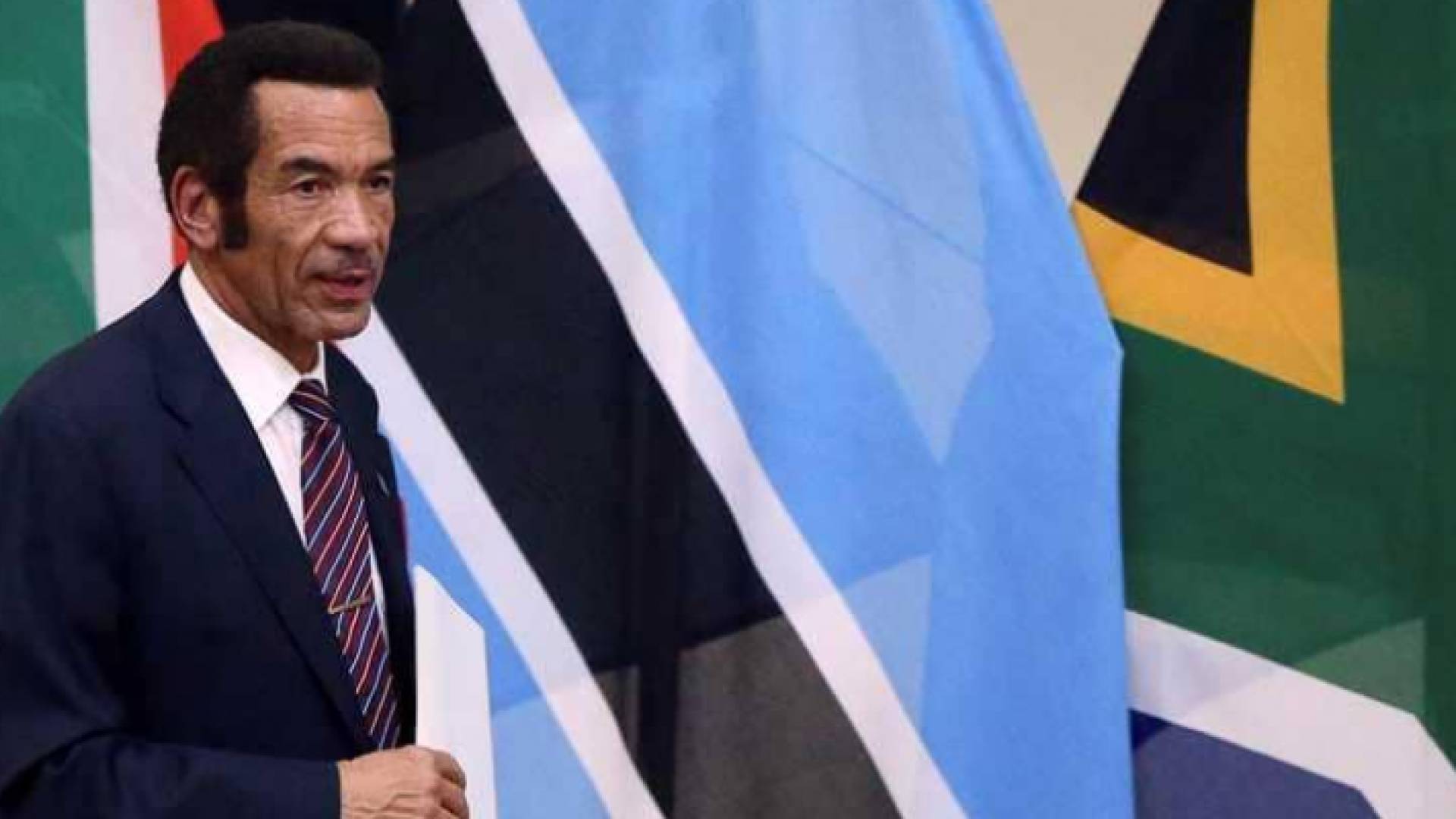 إيان خاما تنحى عن السلطة بعد عقد في الحكم