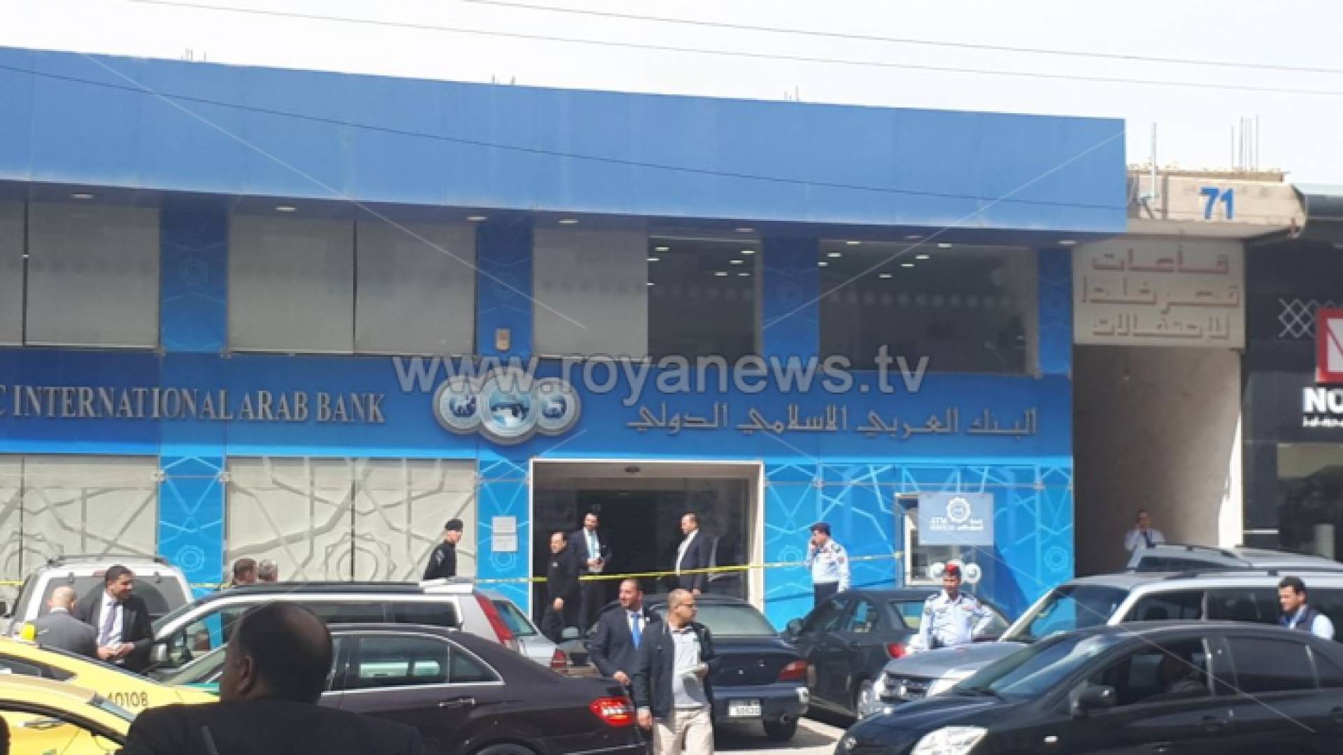 الصورة من محيط البنك