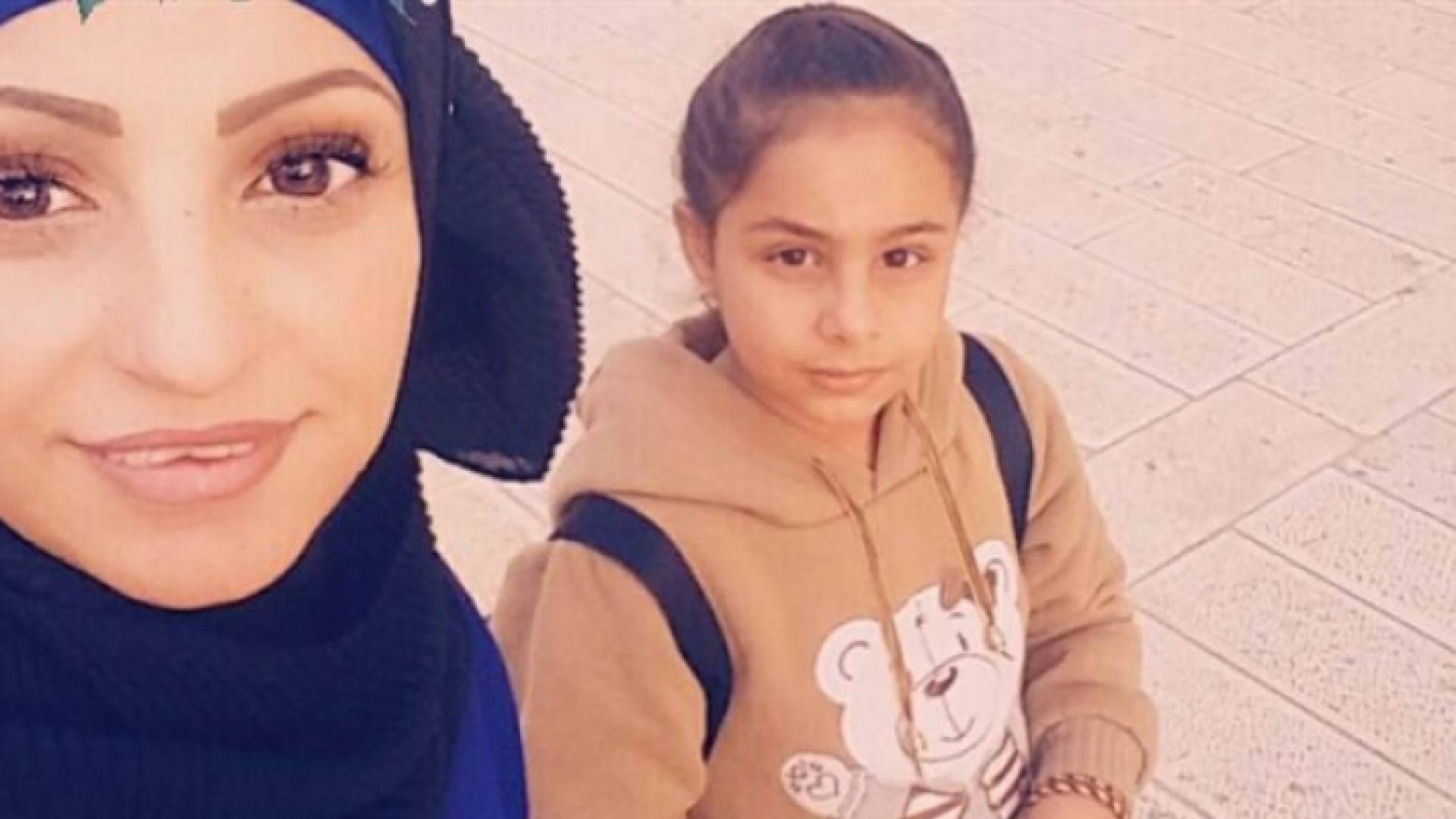 السيدة ابتسام عبيد مع ابنتها