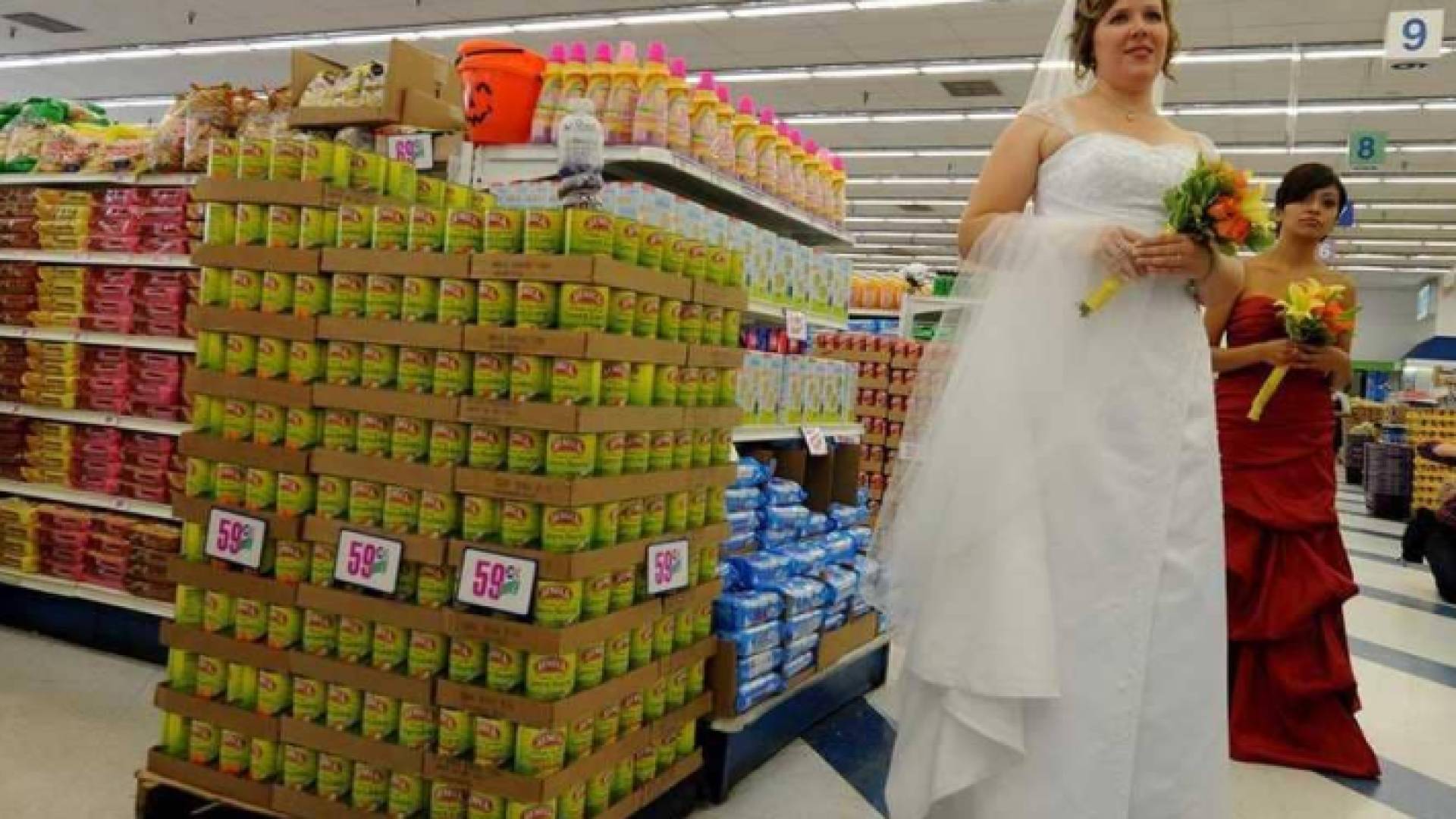 عروس أمريكية في متجر سوبر ماركت