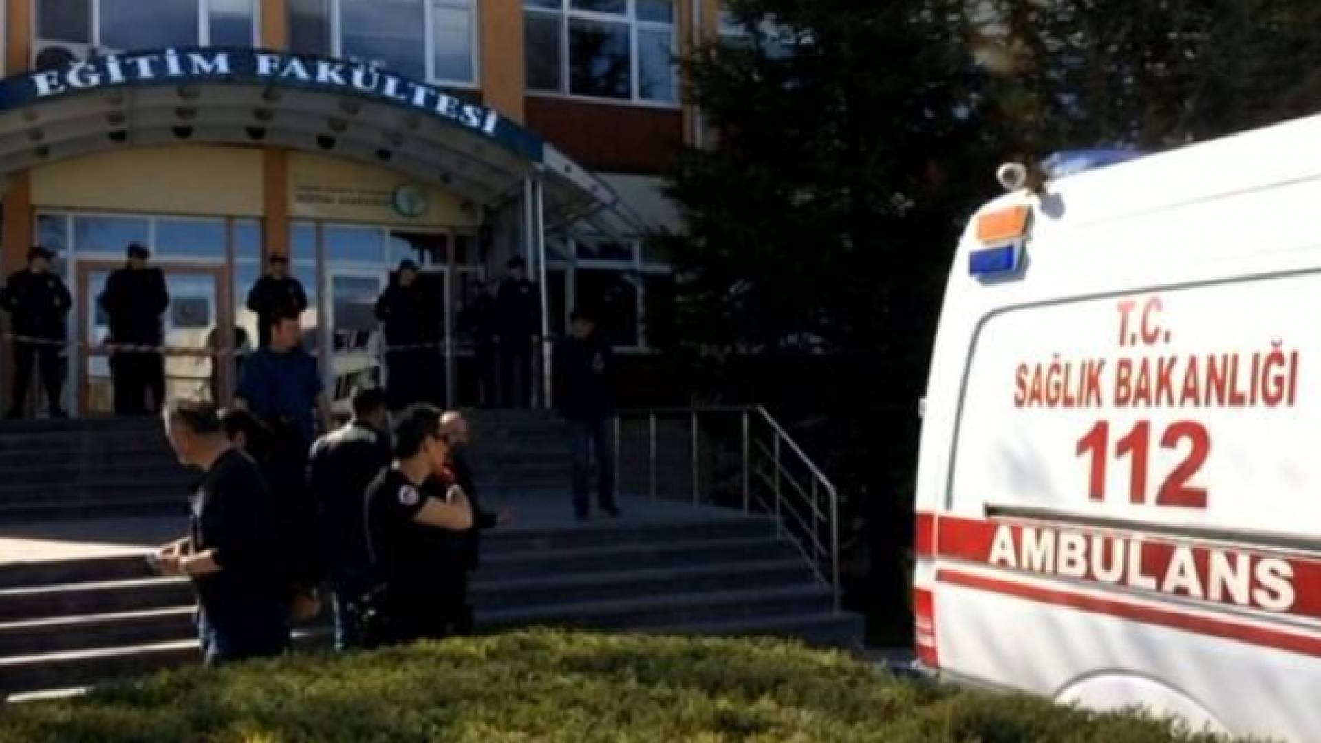 سيارة إسعاف أمام مقر جامعة عثمان غازي بعد الحادث