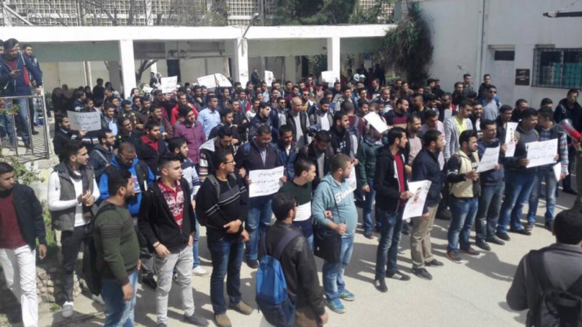 طلبة كلية البوليتكنك