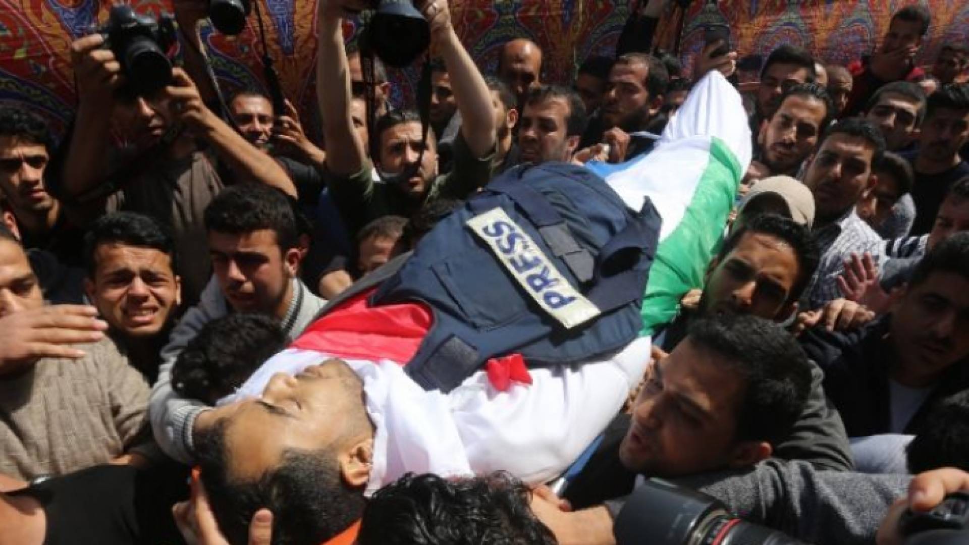 غزة تودع شهيدها الصحفي "مرتجى"