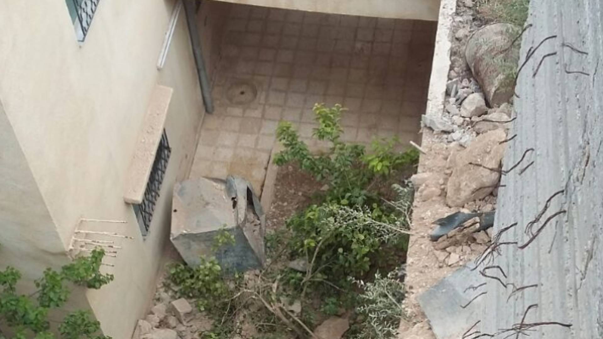 الصور من مكان الانهيار