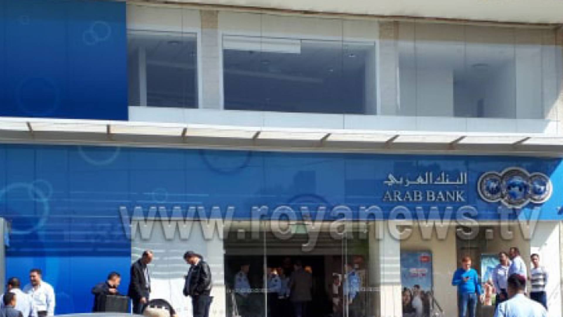 الصورة من محيط البنك