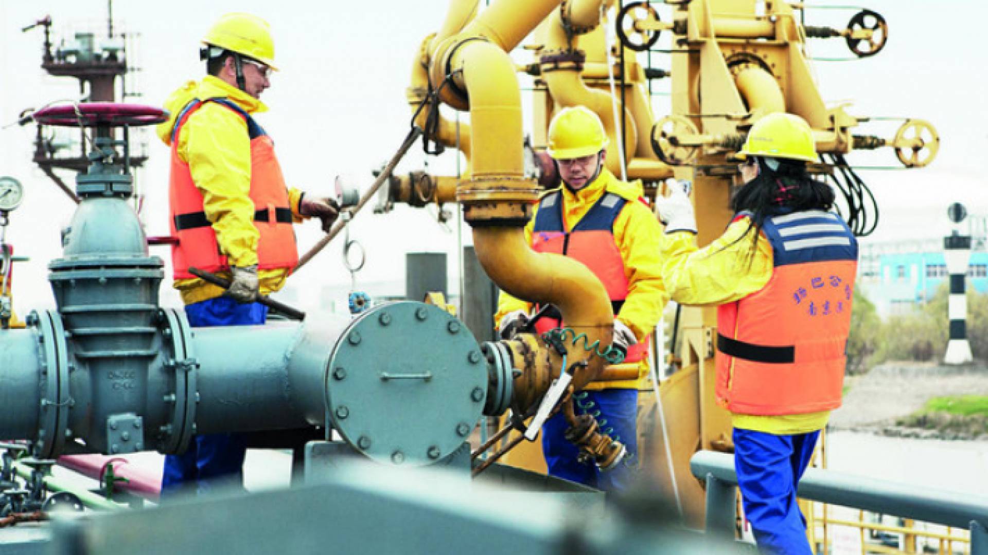 أسعار النفط تستقر عالميا بعدما هبطت بنسبة 2% 