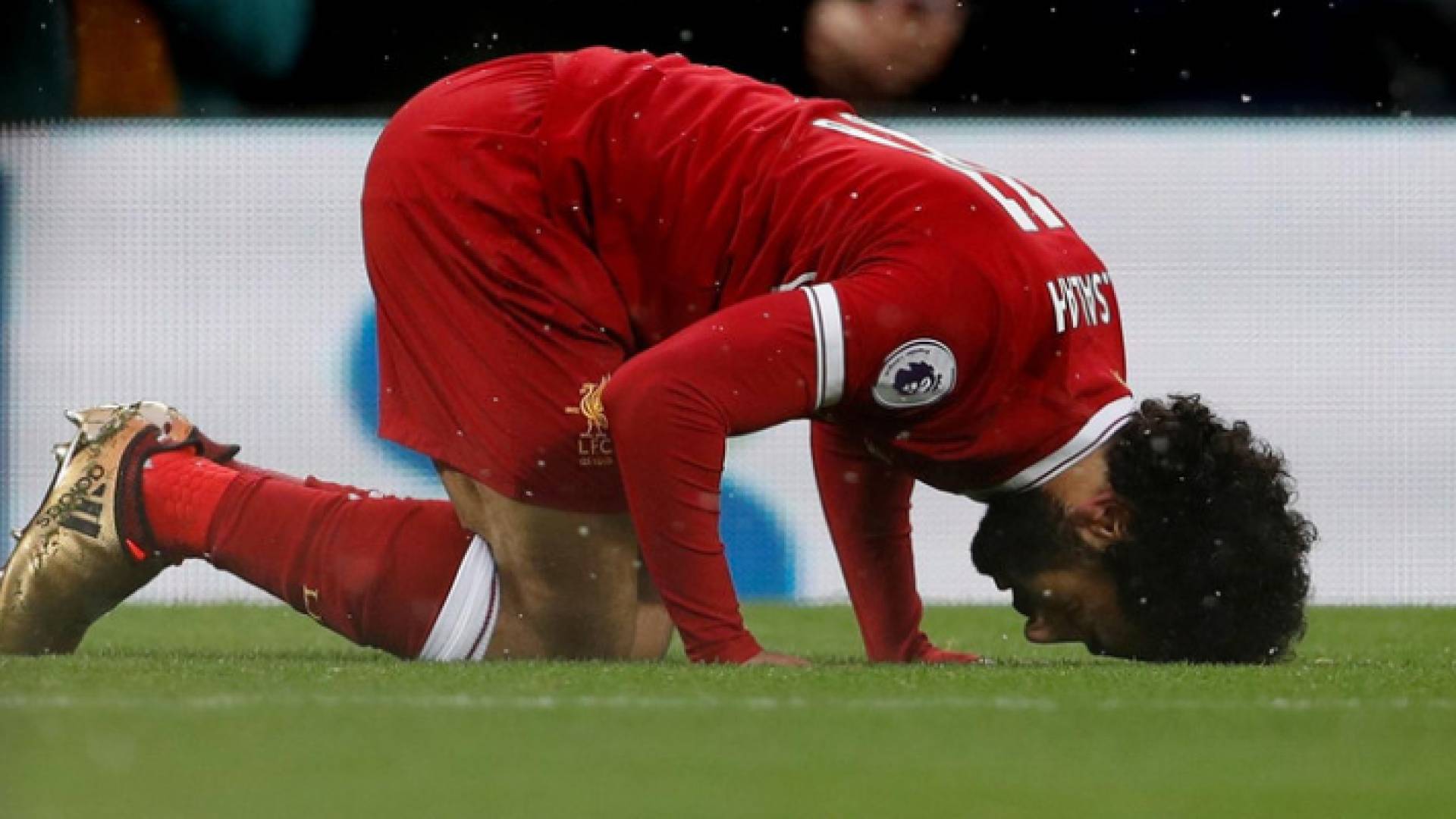 محمد صلاح يسجد محتفلا بتسجيله هدف (ارشيف)