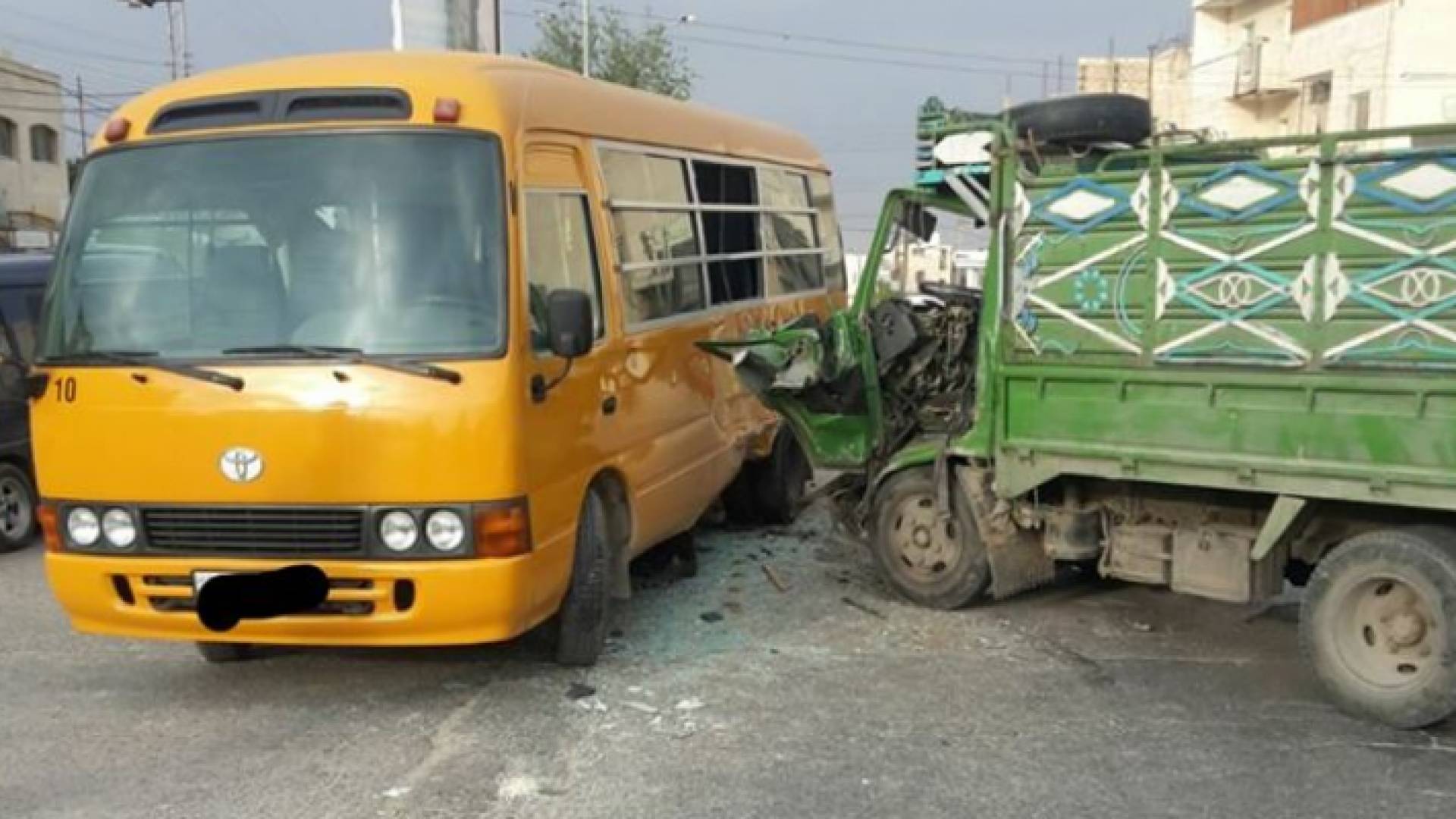 حادث تصادم بين باص مدرسة وبكب في ناعور