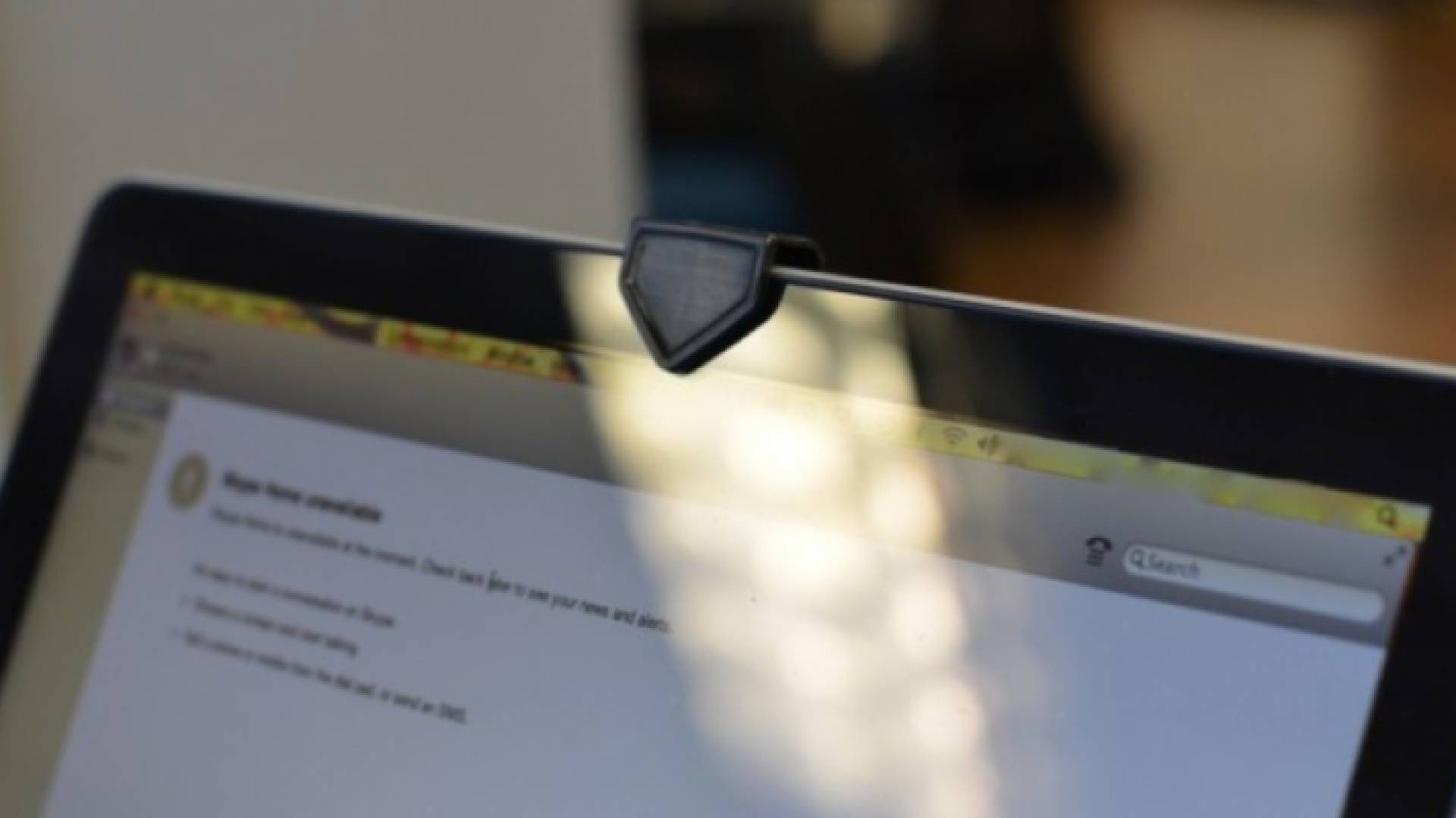 هل يكفي وضع شريط لاصق على كاميرا الكمبيوتر المحمول لحمايتك من التجسس