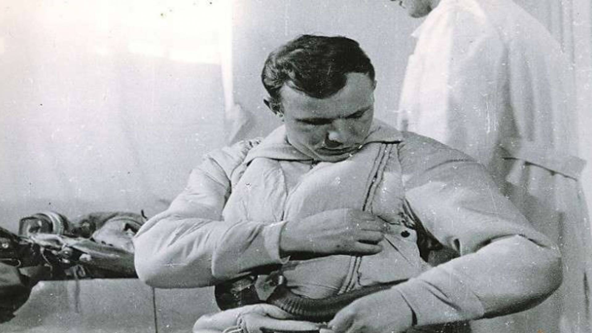يوري غاغارين قبيل إنطلاقه إلى الفضاء عام 1961