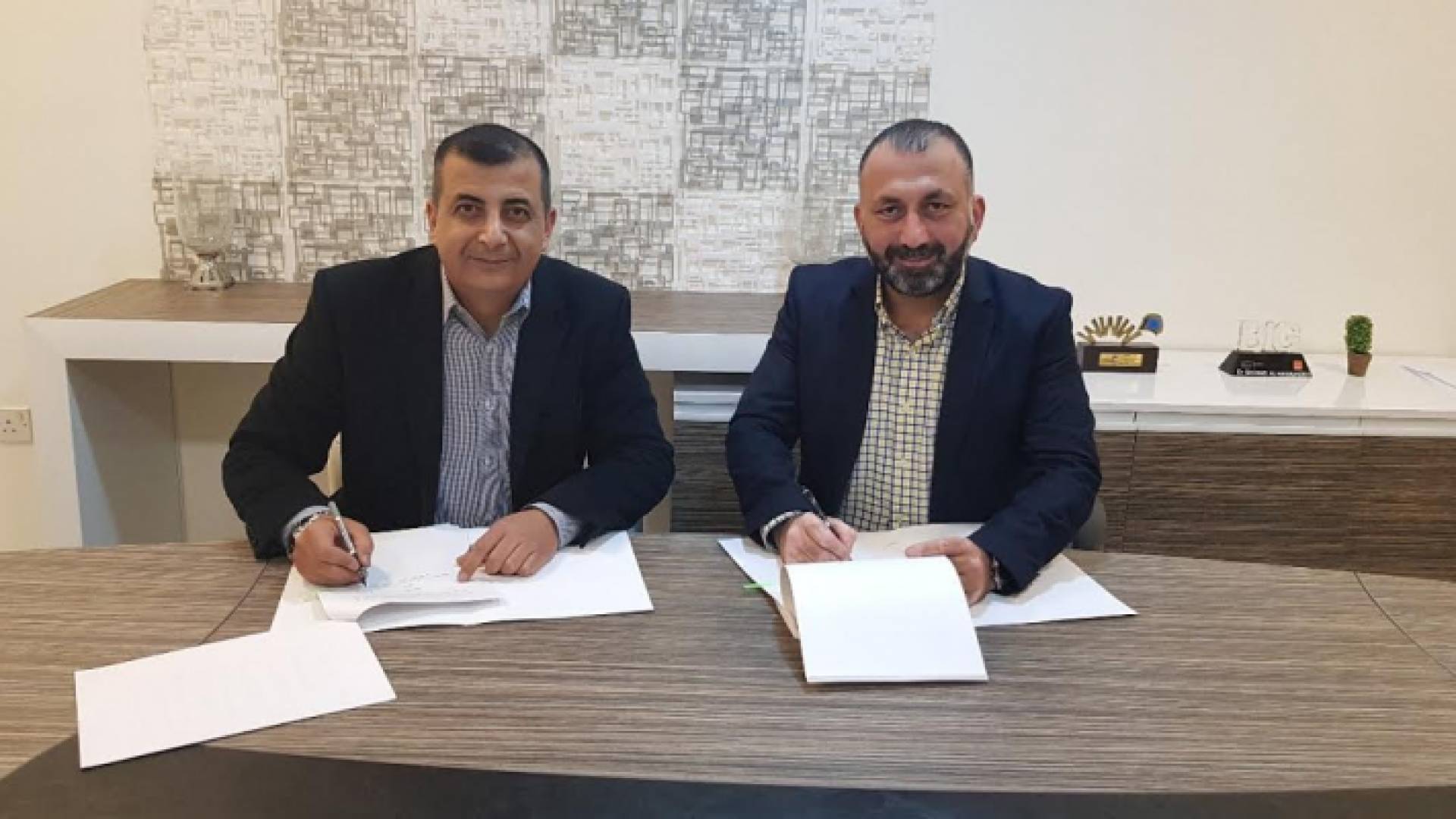 جانب من توقيع الاتفاقية