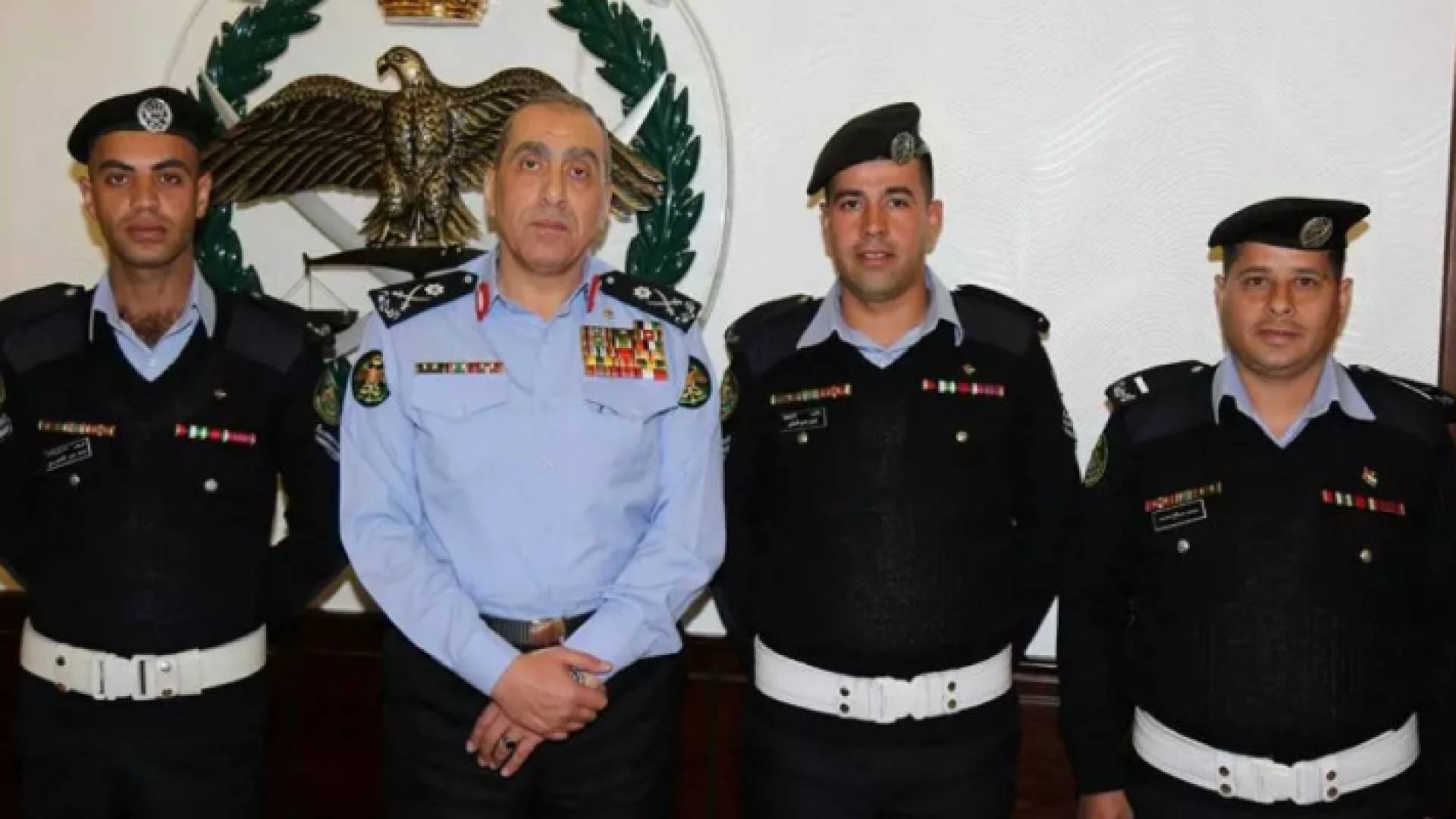 تكرم طاقم دورية لما قاموا به من عمل اجتماعي انساني