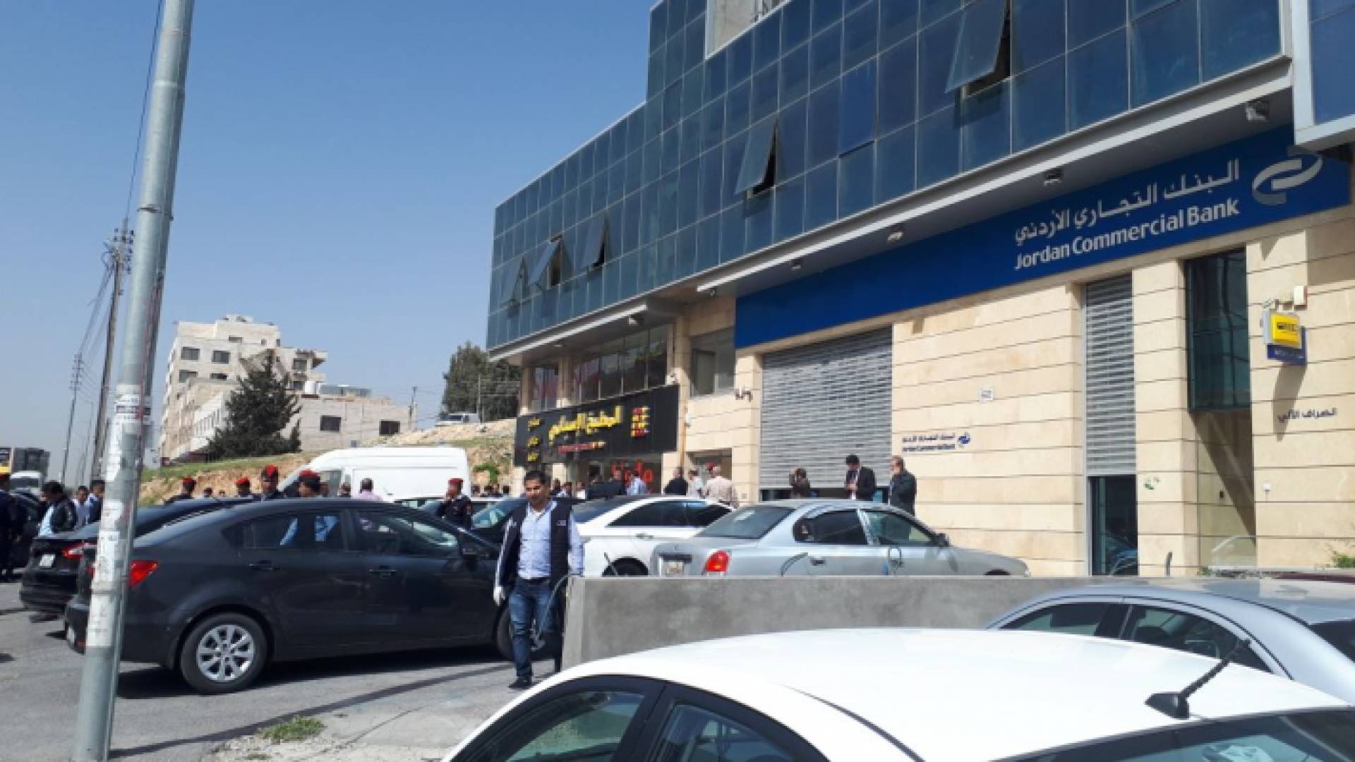 صورة من امام البنك