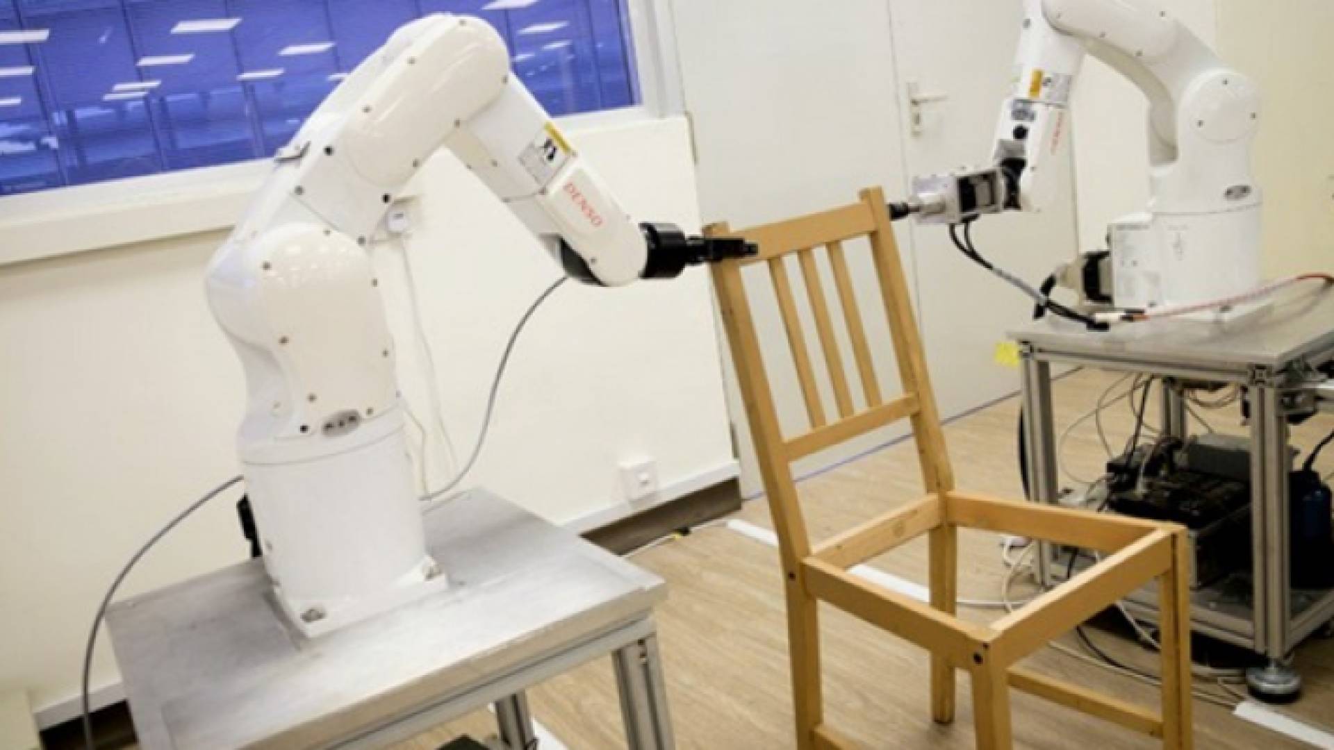 وبوت في مصنع "IKEA" يجمع "كرسي خشبي" في 9 دقائق