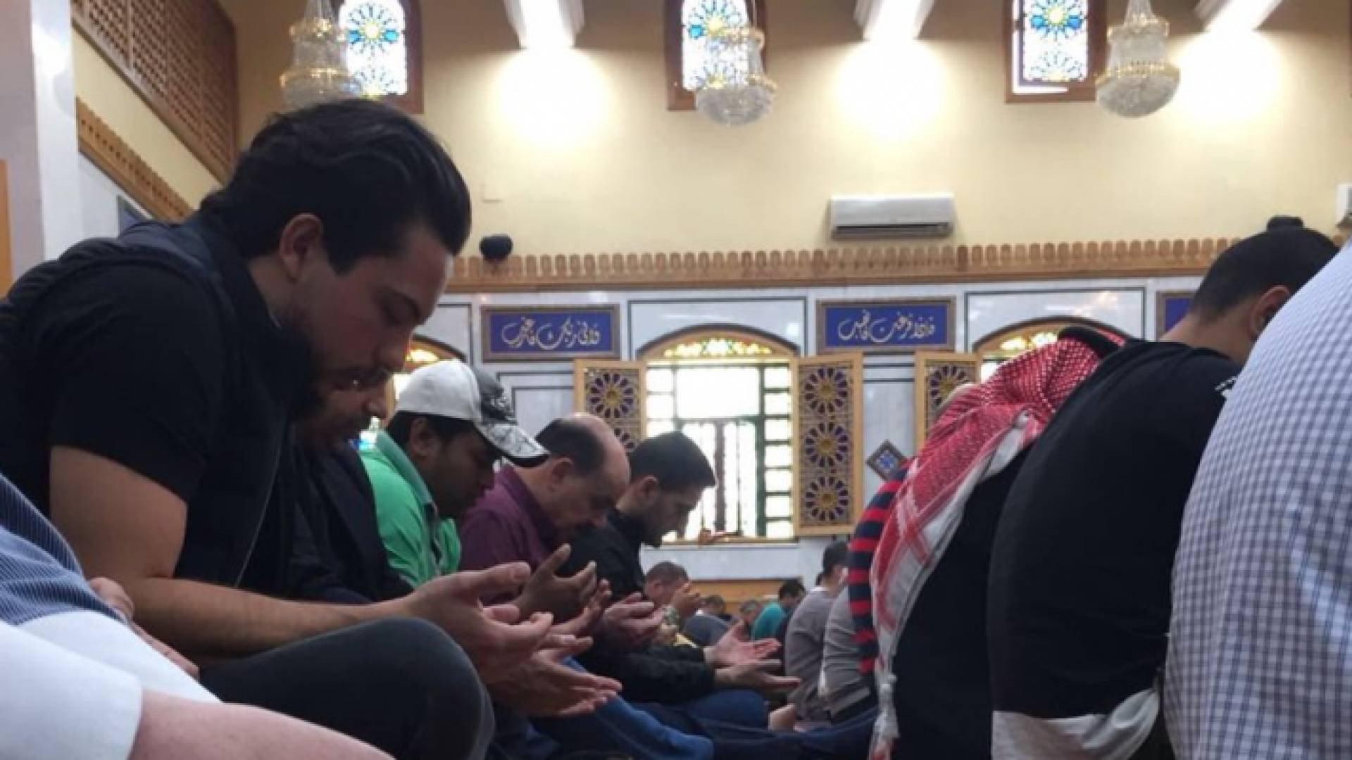 ولي العهد يشارك المصلين ثلاة الجمعة