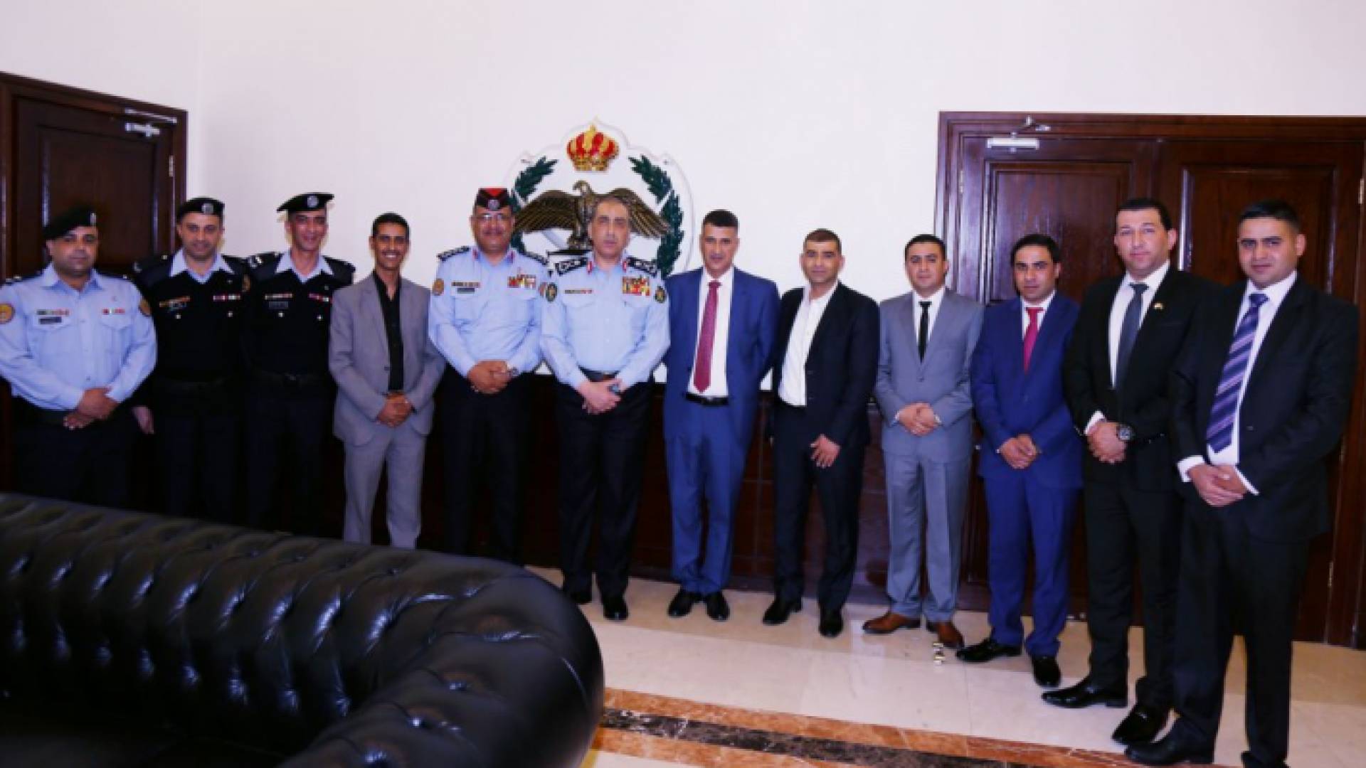 مدير الامن العام يكرم تسعة من مرتبات الامن الوقائي ومركز امن لواء عين الباشا لحسهم الأمني العالي