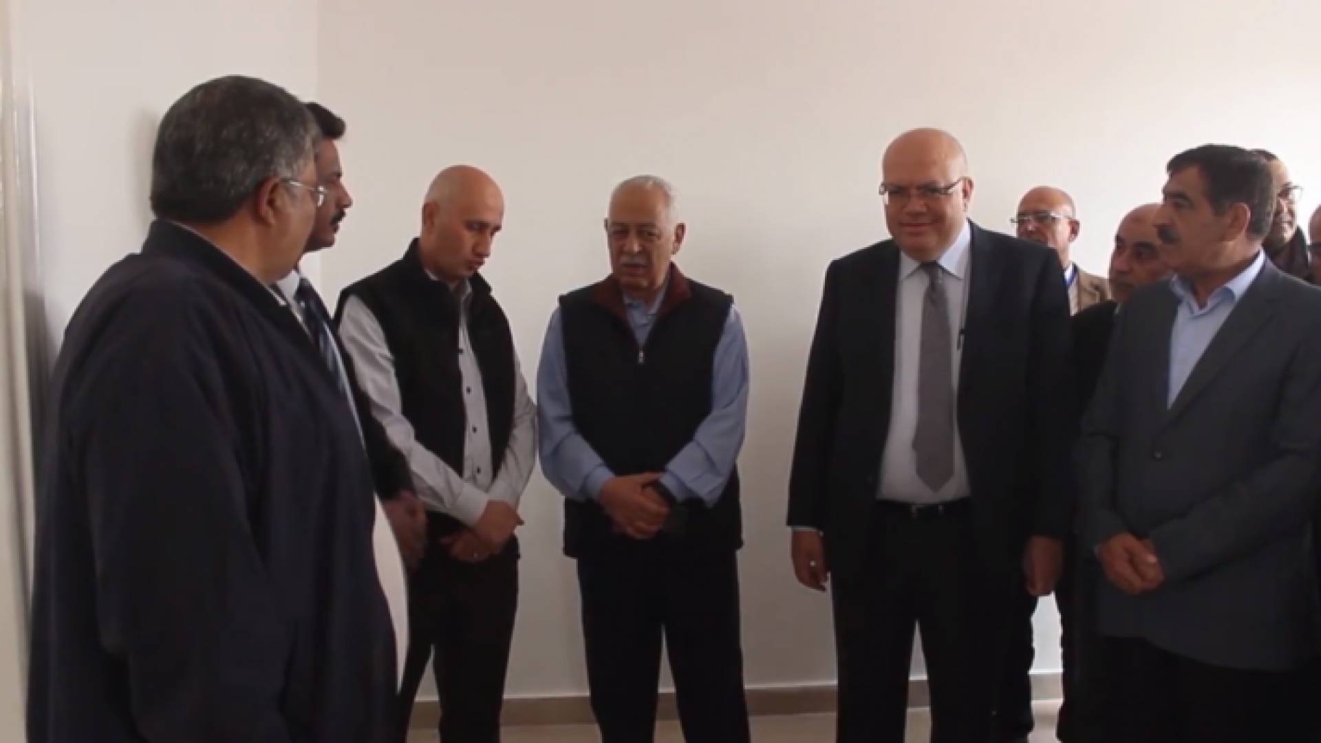 أمين عام الديوان الملكي يتفقد المبادرات الملكية في الكرك