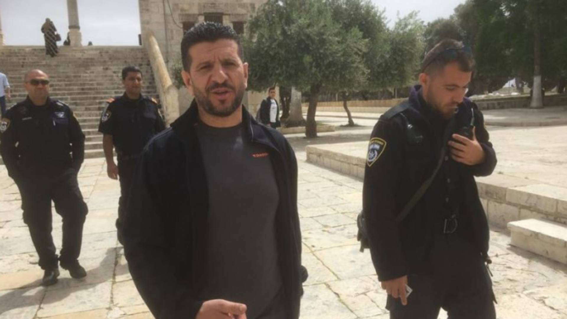 الاحتلال يعتقل موظفا من المسجد الأقصى