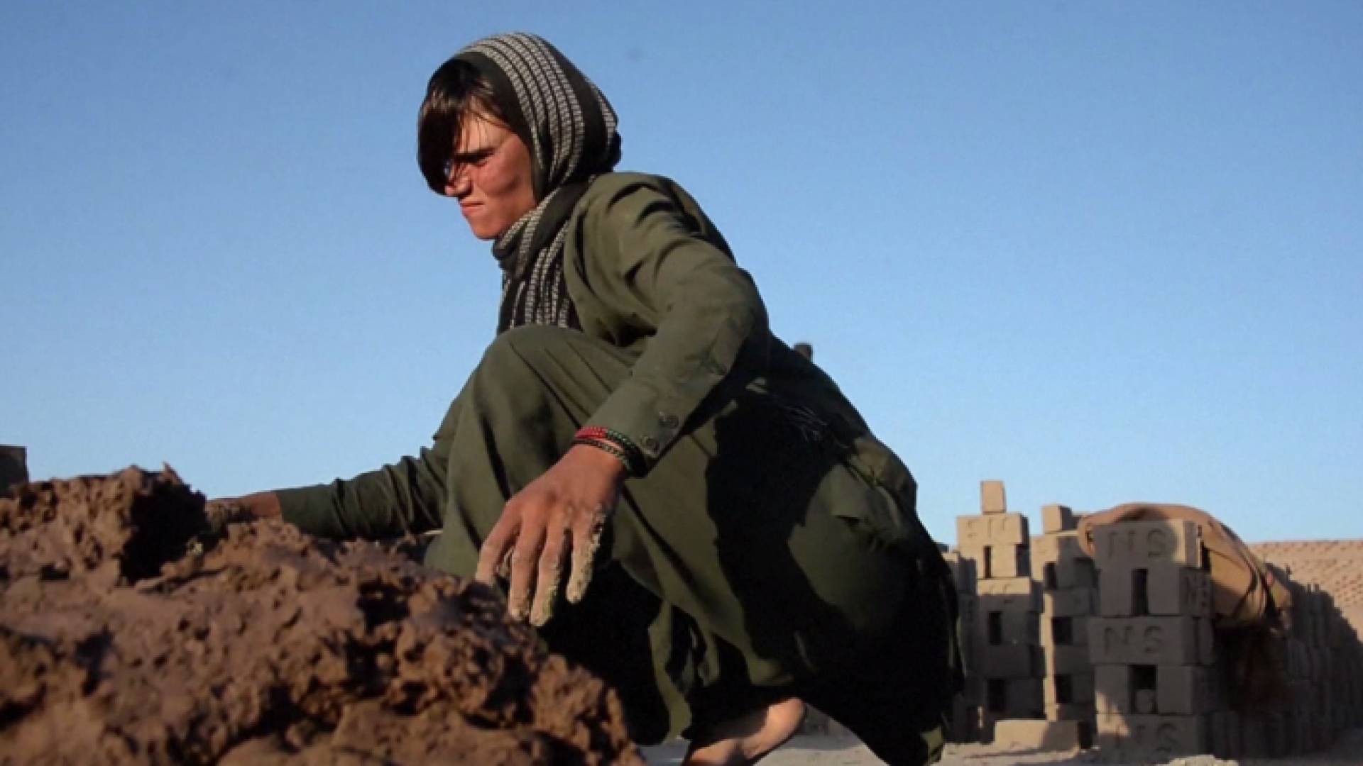 إيتارا .. قصة فتاة تعيش حياتها كالصبيان صباحا لتتمكن من إعالة أسرتها