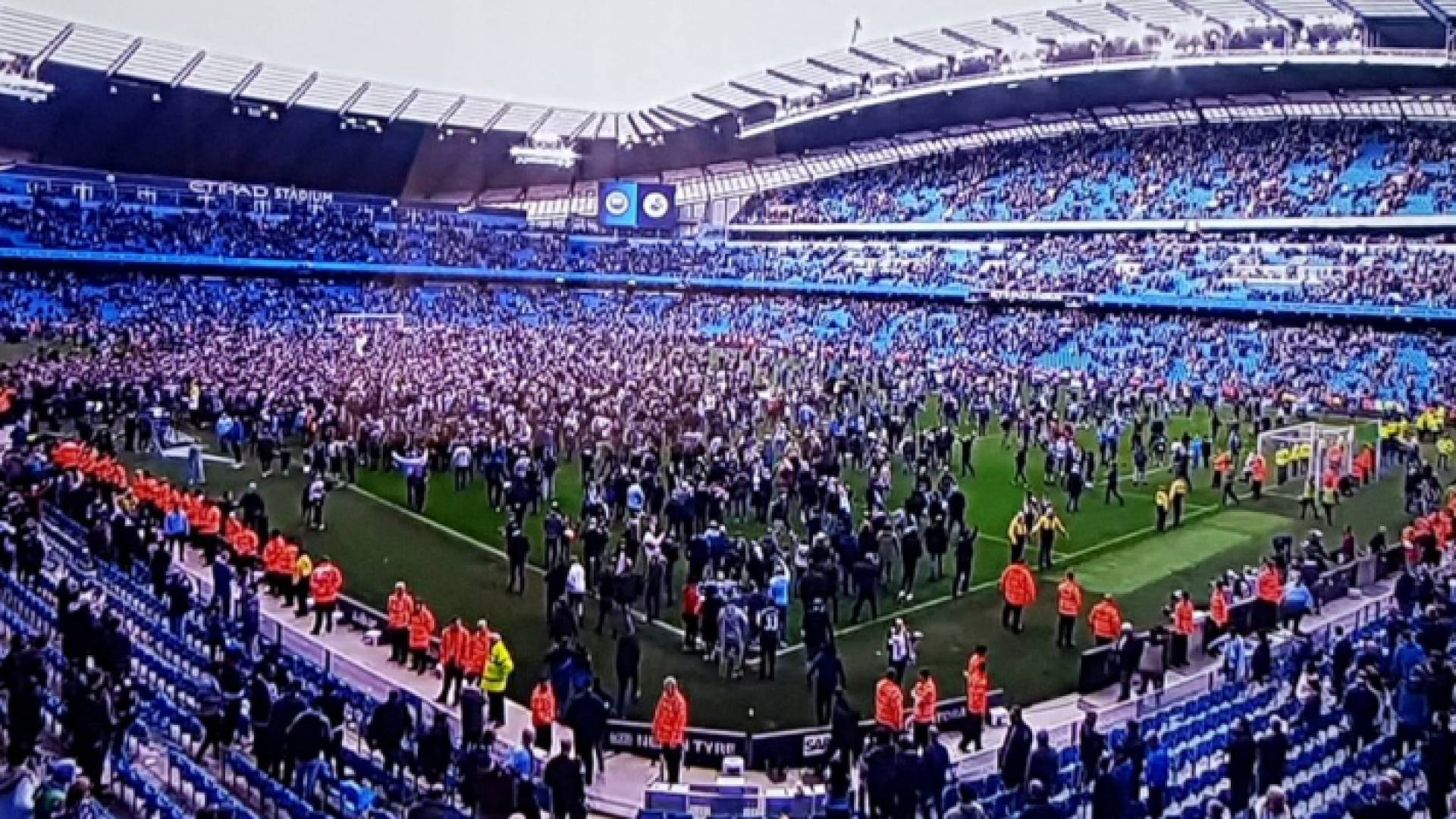 صورة من اقتحام الجماهير للملعب