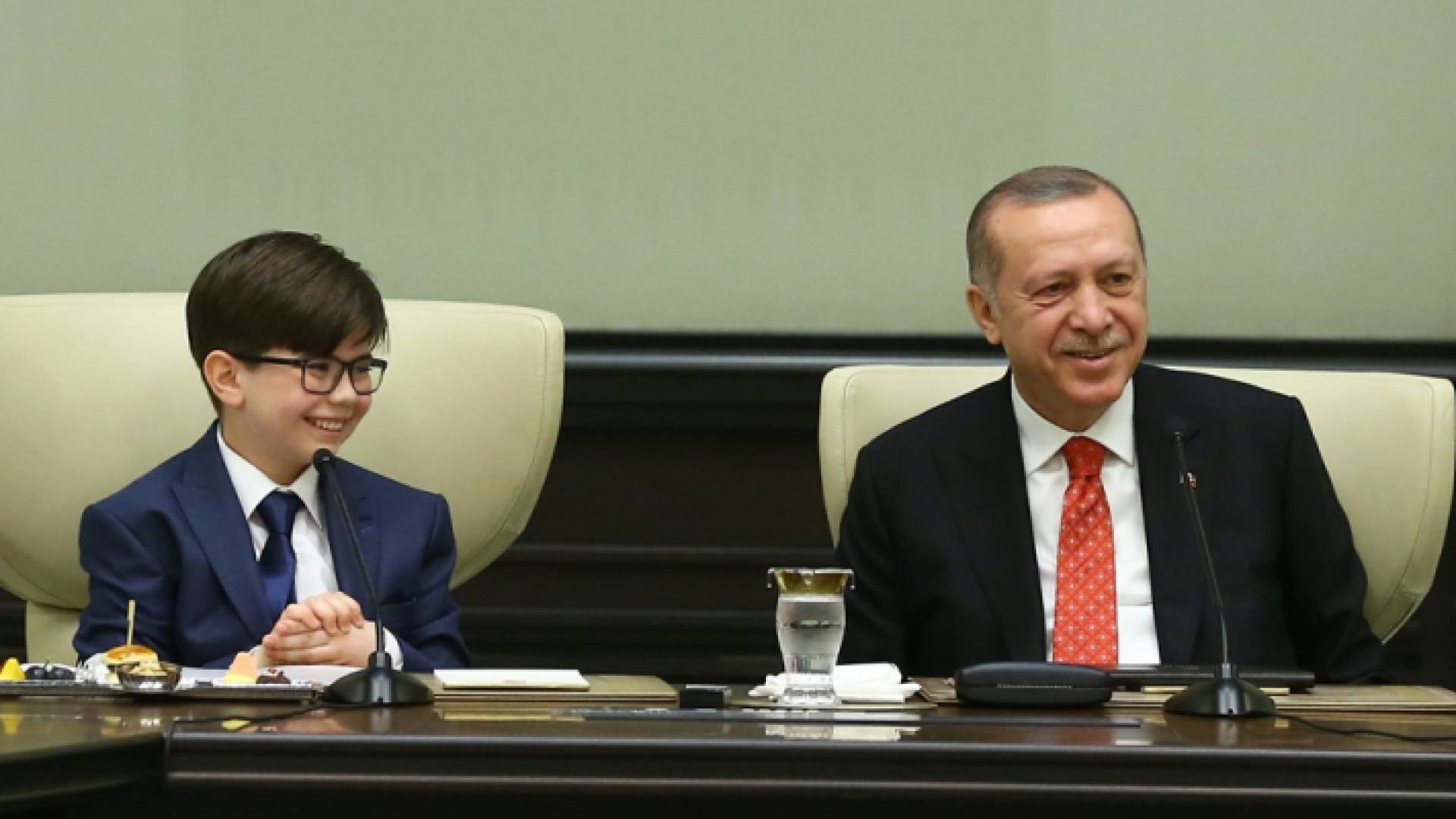 أردوغان يتنحى عن رئاسة تركيا لصالح طفل