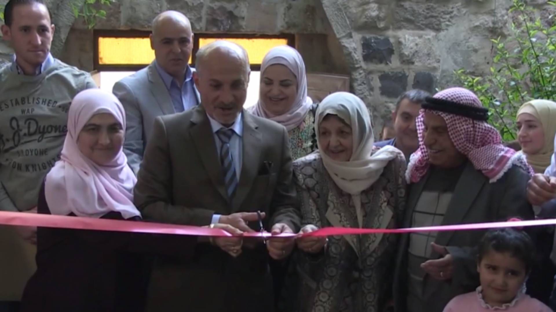 افتتاح معرض فني لأعمال مضى على صنعها أكثر من 50 عاما لعائلة واحدة