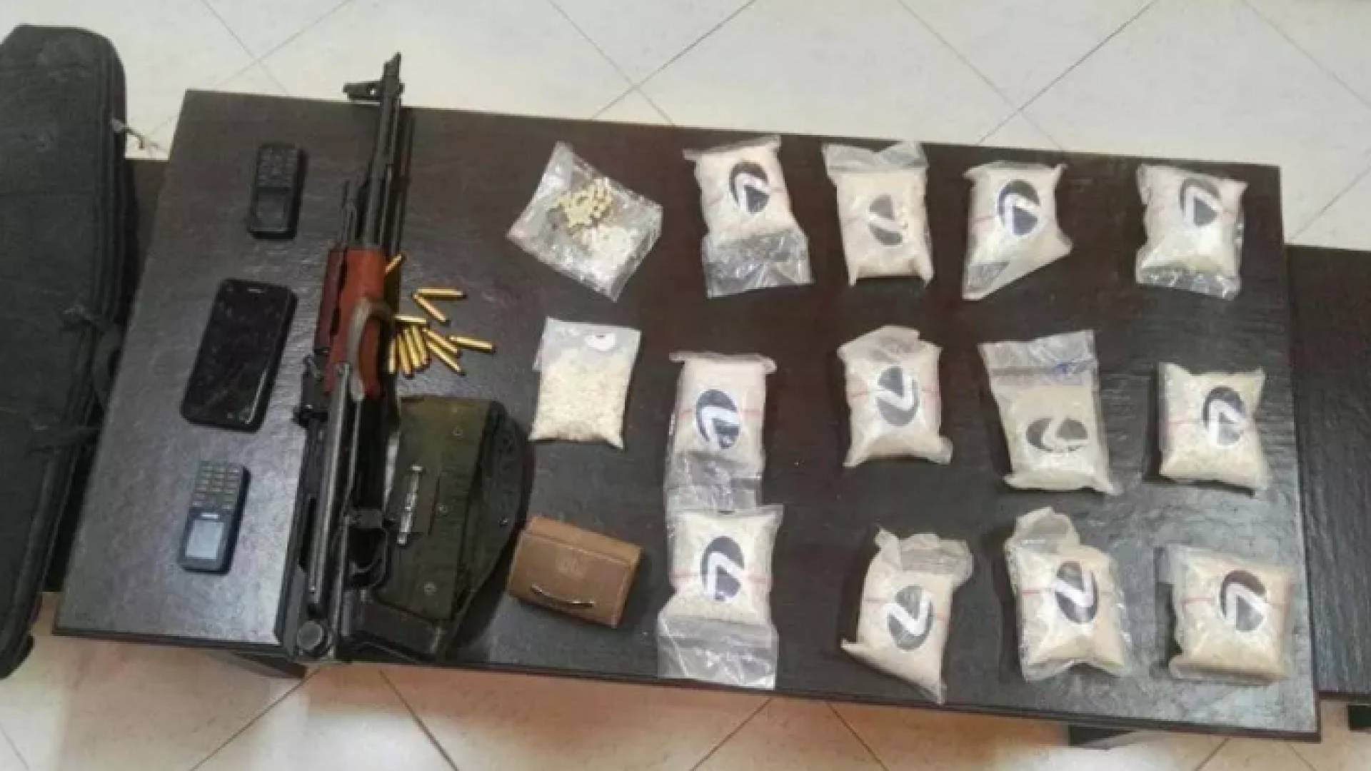 القبض على شخصين بحوزتهما مواد مخدرة وسلاح ناري في الزرقاء