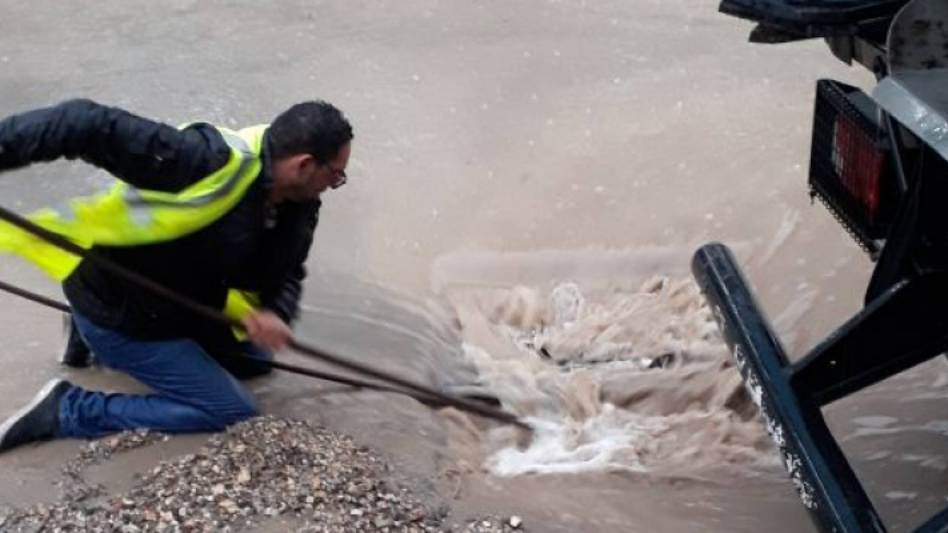 عمال الأمانة اثناء عملهم بفتح احد المناهل