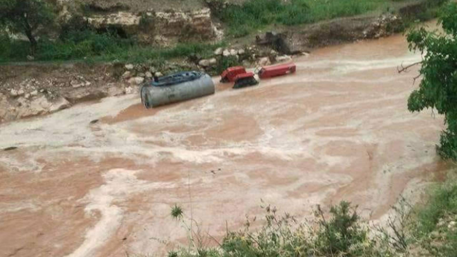غرق جرار زراعي بسبب الأمطار في اربد