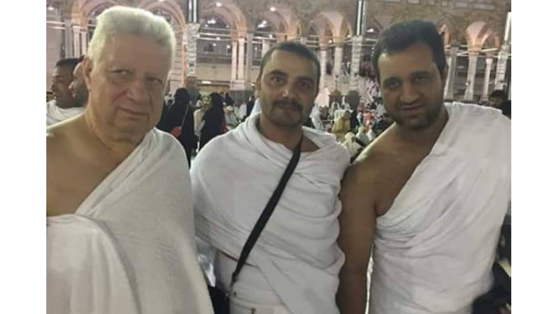 مرتضى (يسار) خلال أداء مناسك العمرة