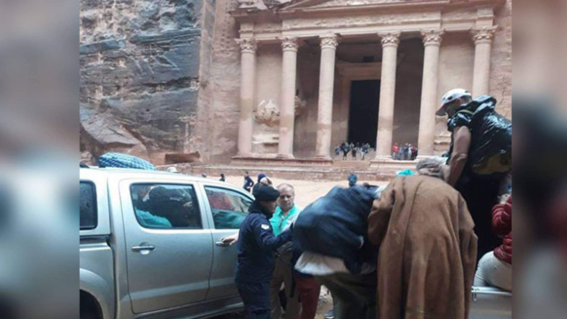 جانب من عملية اخلاء السياح