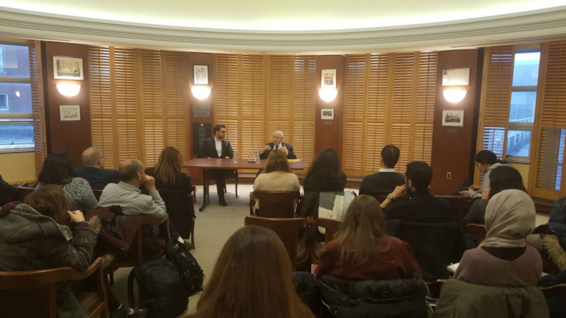 الدكتور أبوغزاله يلقي كلمة في كلية كينيدي الشهيرة في جامعة هارفرد