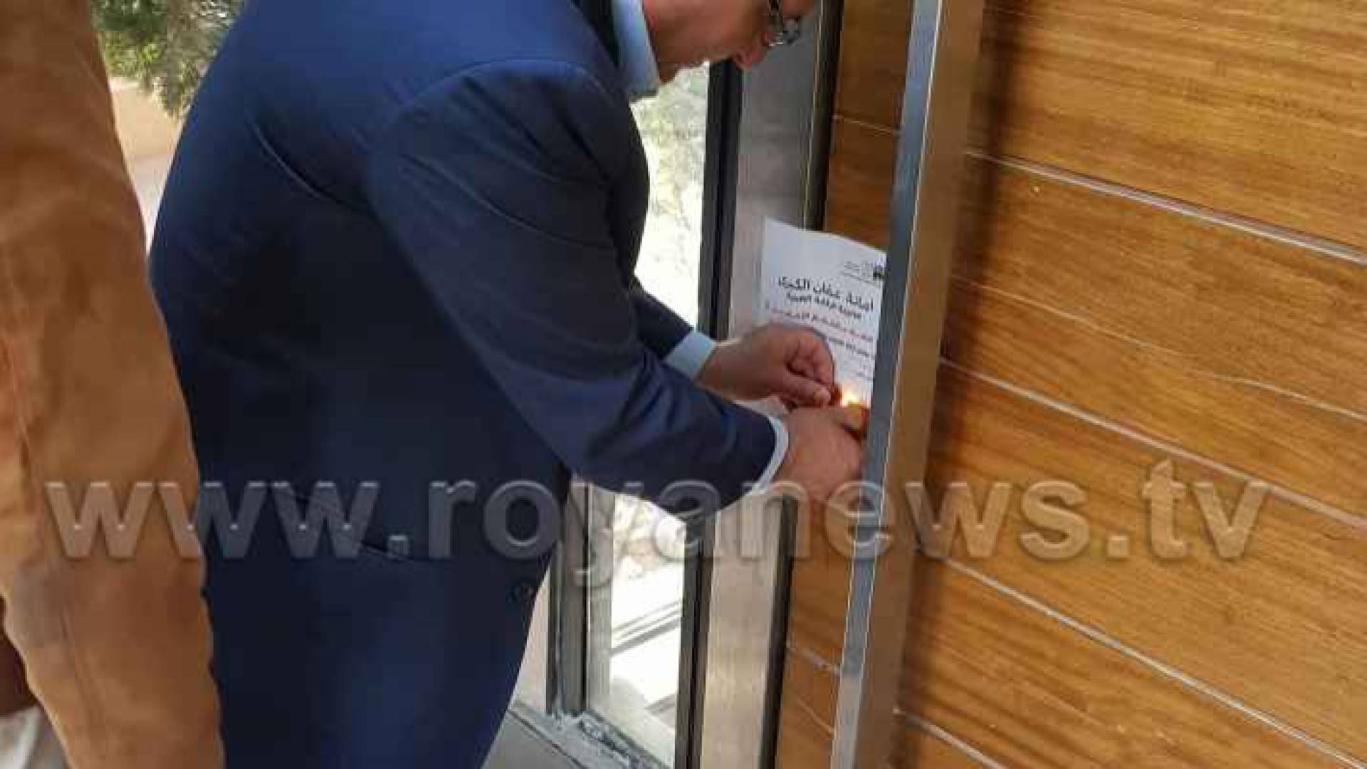 جانب من عملية اغلاق المطعم والبار