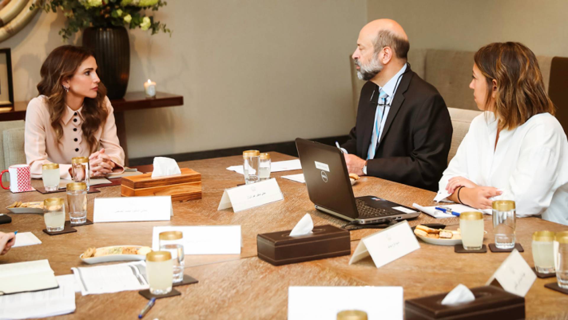 جانب من اجتماع جلالة المكلة مع الوزير الرزاز