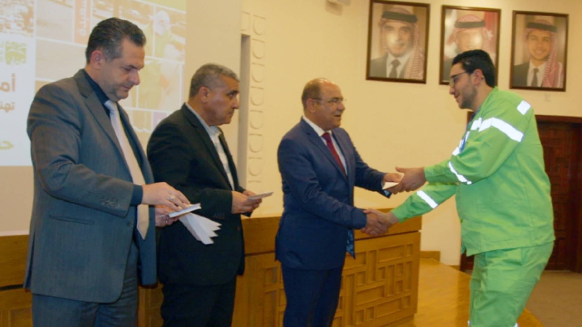 الأمانة تكرم 100 عامل وطن بمناسبة عيد العمال