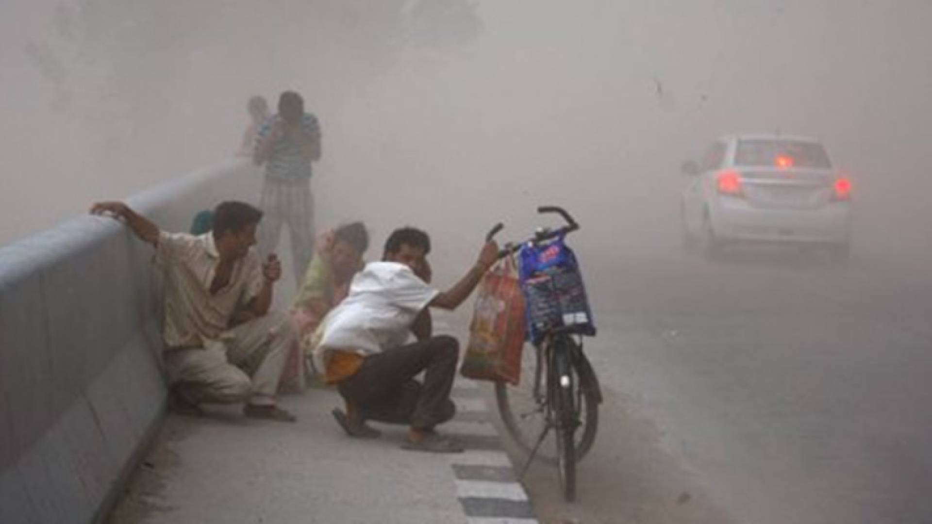 صورة من العاصفة التي ضربت الهند