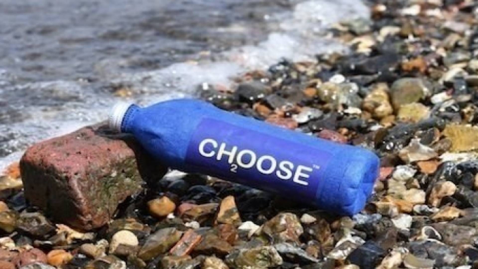 قارورة للماء مصنوعة من الورق المعاد تدويره