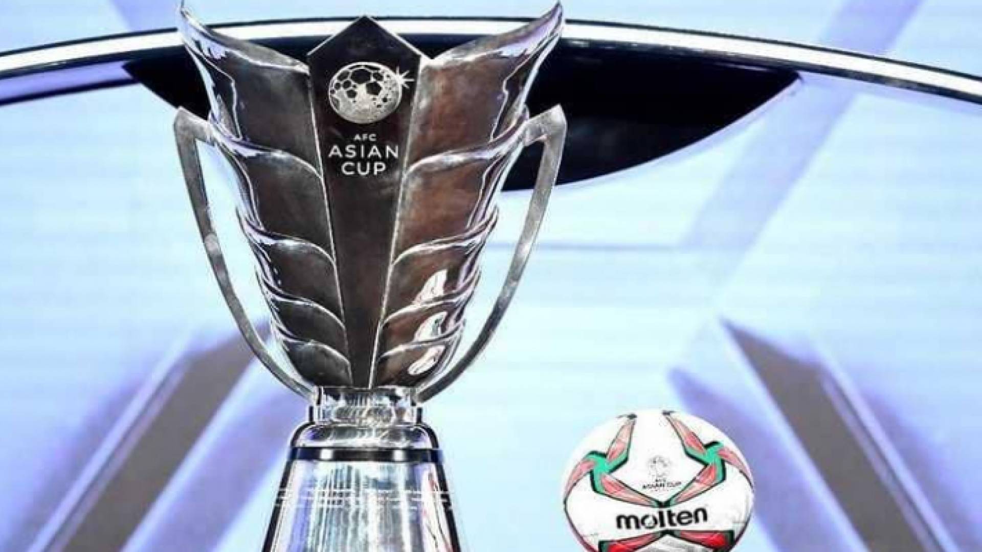 صورة الكأس والكرة الرسمية للمنافسة